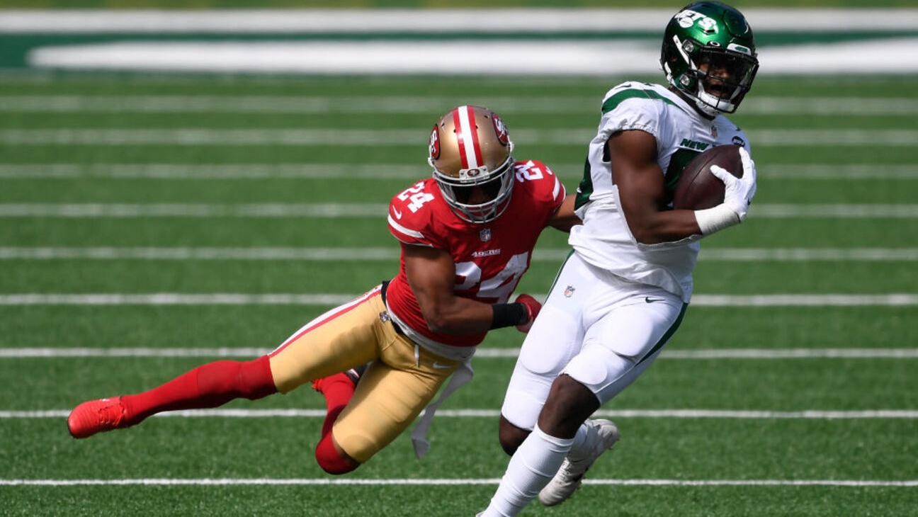 EAST RUTHERFORD, NEW JERSEY - SEPTEMBER 20: Chris Herndon #89 of the New York Jets carries the ball as K'Waun Williams #24 of the San Francisco 49ers defends during the first half of the game at MetLife Stadium on September 20, 2020 in East Rutherford, New Jersey. (Photo by Sarah Stier/Getty Images)