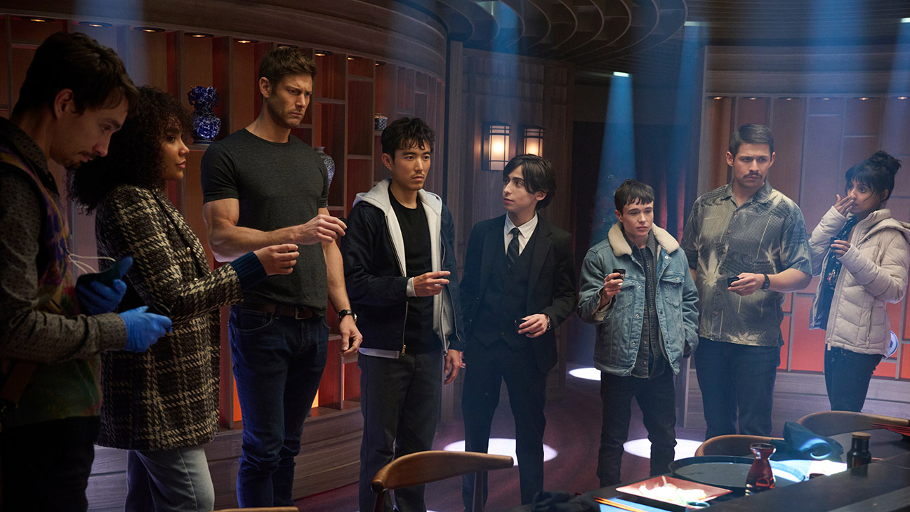 (L to R) Robert Sheehan as Klaus Hargreeves, Emmy Raver-Lampman as Allison Hargreeves, Tom Hopper as Luther Hargreeves, Justin H. Min as Ben Hargreeves, Aidan Gallagher as Number Five, Elliot Page as Viktor Hargreeves, David Castañeda as Diego Hargreeves, Ritu Arya as Lila Pitts in episode 401 of The Umbrella Academy.